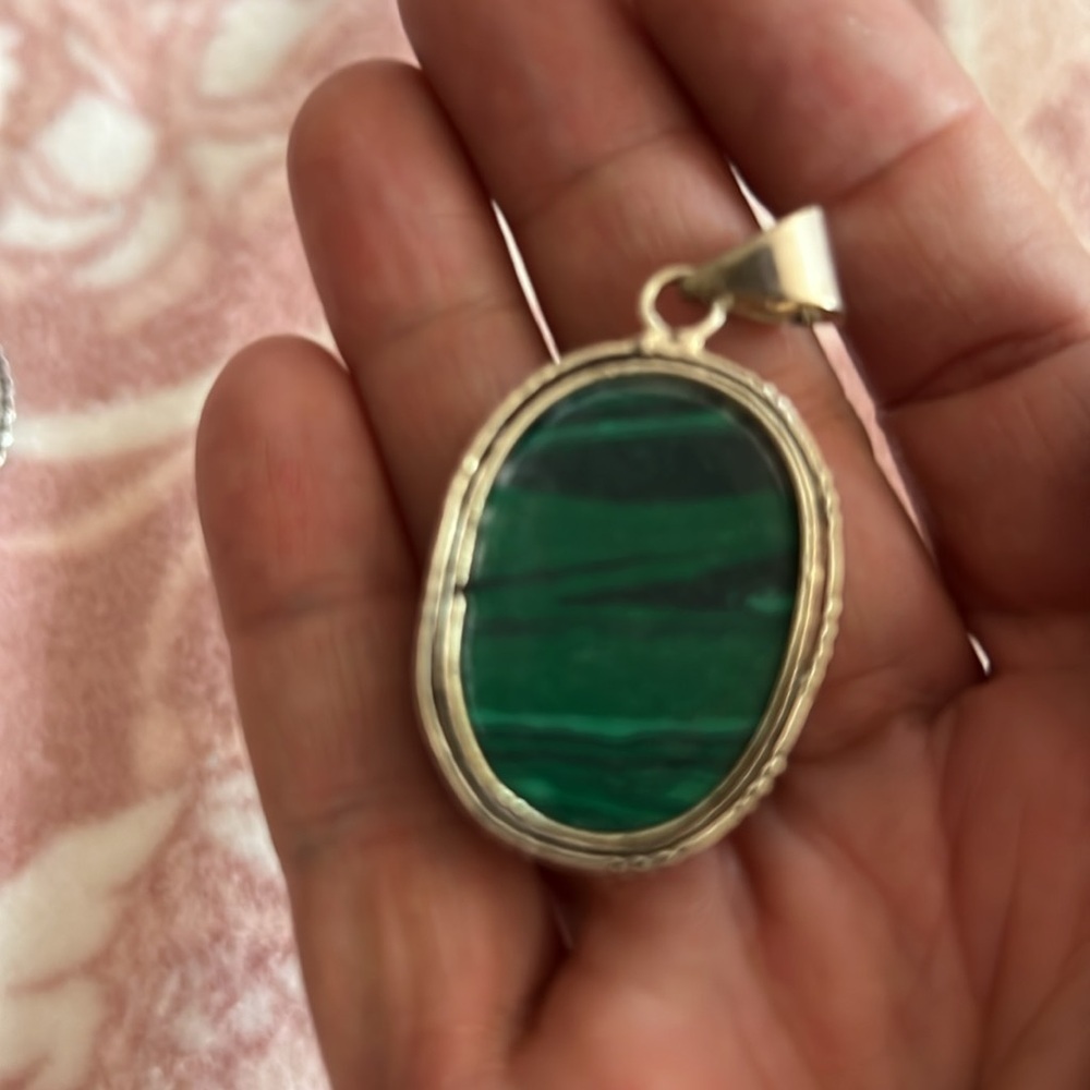 Natural Malachite Oval Pendant – Bold Green Striped Stone in Silver Tone Setting - Picture 2 of 2